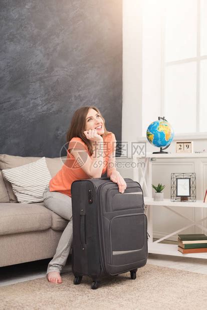 梦想环游世界的年轻沉睡女人带着行李箱坐着准备每年休假复制空高清图片下载-正版图片505219921-摄图网