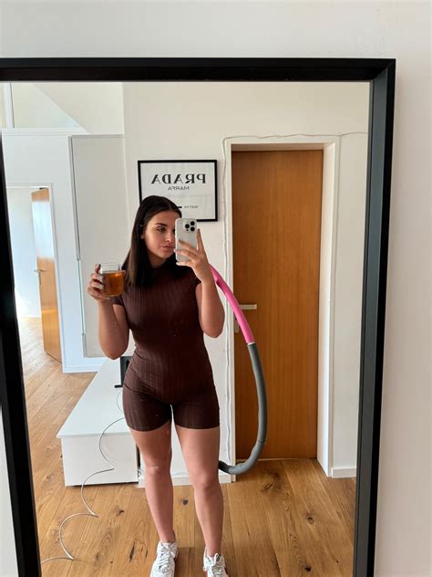 Peace and quiet all at home : r/gymgirlsSFW