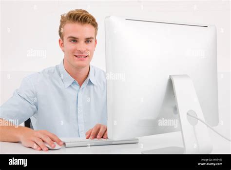 Business Man Using Computer Image 的图像结果