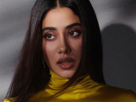 येलो कट-आउट आउटफिट में जान्हवी कपूर ने शेयर की तस्वीरें, एक्ट्रेस का ...