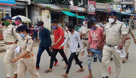 गैंगरेप के आरोपियों का पुलिस ने निकाला जुलूस, नाबालिग को शराब पिलाकर की ...