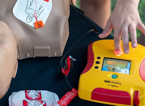 Using an AED UK 的图像结果