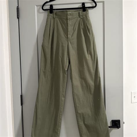 TNA pleated green khaki pants #aritzia - Depop