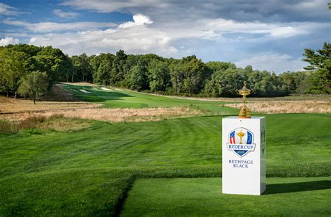 https://res.cloudinary.com/rydercup-prod/w_860%2Ch_483%2Cc_fit%2Cq_auto%2Cg_center%2Cdpr_2.0%2Cf_auto/rydercup/images/courses/bethpage-black/Bethpage_Hole%20No%2015%20with%20Ryder%20Cup%20and%20Base_026.jpg