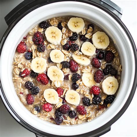 Slow Cooker Oatmeal With Berries And Bananas