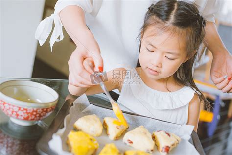温馨家庭母女手工烘焙高清图片下载-正版图片500493775-摄图网