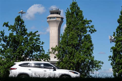 What are air traffic controller qualifications and what's the average salary?