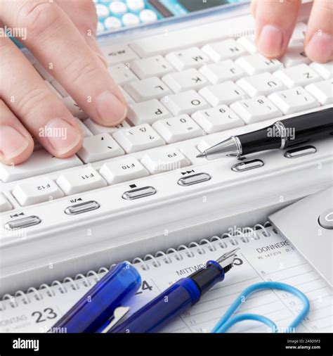 Offiice Hands Computer 的图像结果