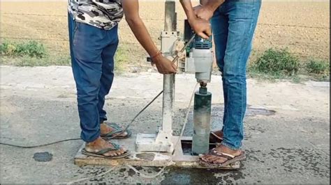 सड़क निर्माण में भ्रष्टाचार की शिकायत के बाद जांच के लिए पहुंची टीम ने ...