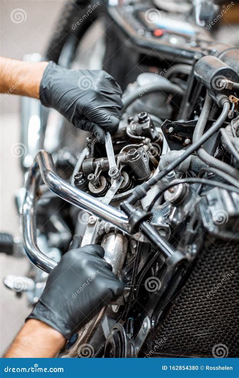 在他的车间里喝啤酒休息的摩托车修理工喝啤酒休息的摩托车修理工高清图片下载-正版图片303514351-摄图网