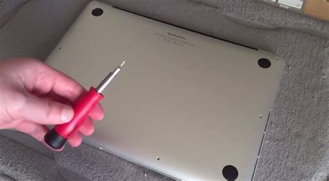 Clean MacBook Pro 2012 Inside 的图像结果