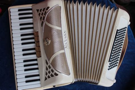 Akkordeon 96 Bässe Hohner Lucia III weiss Bj ca 1976 neu gewartet in ...