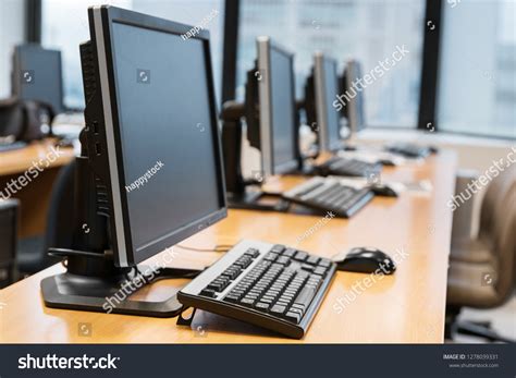 Empty Computer Room 的图像结果