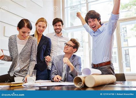 Business People Celebrating 的图像结果