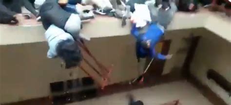 大学生挤爆栏杆7人当场坠楼死 惊悚画面曝光 - 新闻中心 - 温哥华港湾
