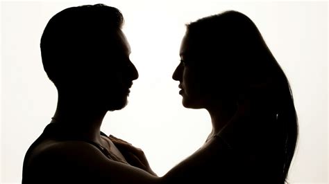 How to Kiss for the First Time: Expert Tips, Signals & What Not to Do