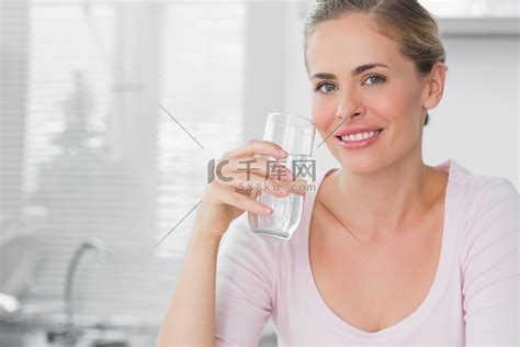 拿着一杯水的女人高清摄影大图-千库网