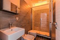 foto di bagni piccoli ristrutturati bagno pi 249 piccolo con box doccia e piastrelle a contrasto foto di bagni piccoli ristrutturati bagno pi 249 piccolo con box doccia e piastrelle a contrasto