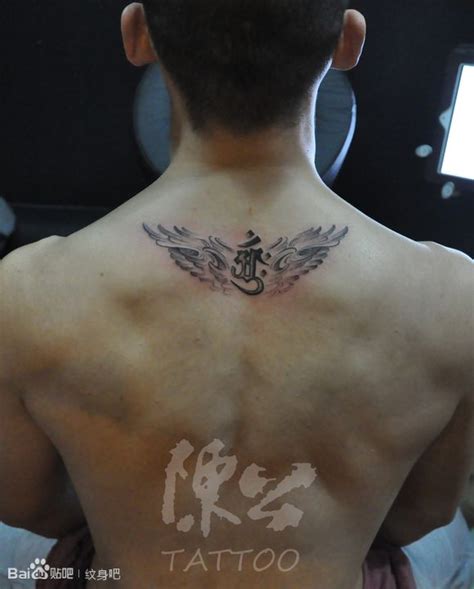 男生后背经典时尚的翅膀与梵文纹身图案