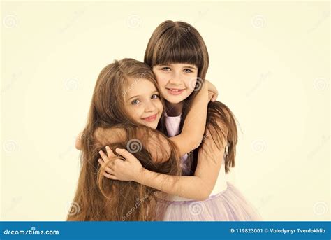 愉快的姐妹 小女孩模型 库存图片. 图片 包括有 设计, 样式, 白种人, 快乐, 纵向, 情感, 公主 - 119823001