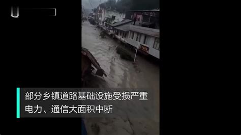 洪水中危险的一幕，男子被困在卡车上，在卡车即将冲毁时放手一跳 -_卡车_男子_洪水