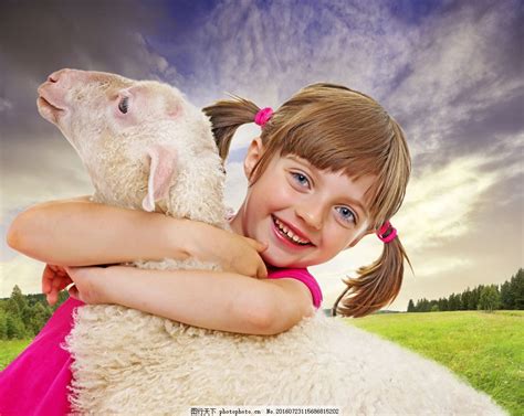 抱着羊的女孩图片_人物_高清素材-图行天下素材网