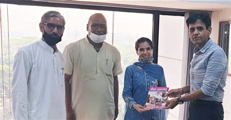 दिल्ली अध्यापक परिषद के अध्यक्ष श्री वेदप्रकाशजी, महामंत्री राजेन्द्र ...