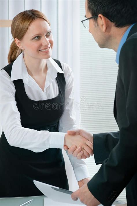 iStock Job Application Handshake HD Wallpaper 的图像结果
