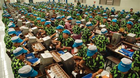 Perempuan-perempuan Kudus Pewaris Keterampilan Membuat Kretek