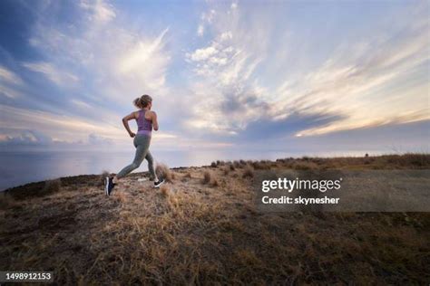 Woman Running Back View 的图像结果