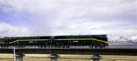 China to build second railway line to Tibet