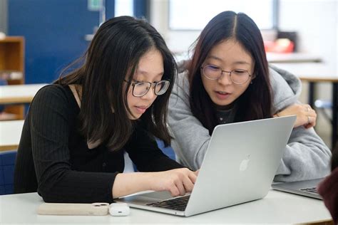 Elementary Students Using Technology 的图像结果