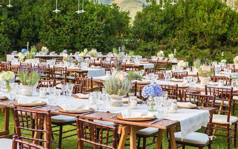 Laid tables for the gala dinner of the wedding | Premium Photo
