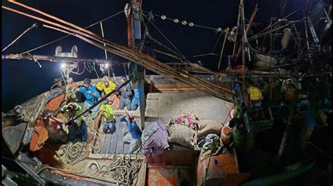 Indian coast guard intercepts Pakistani fishing boat with 9 crew off ...