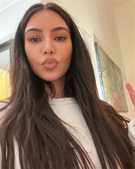 Kim Kardashian cute duck face selfie : CelebritySelfies
