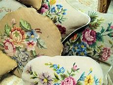 divanetti antichi divanetti dorati nappe cuscini antichi e femminilit 224 divanetti antichi divanetti dorati nappe cuscini antichi e femminilit 224