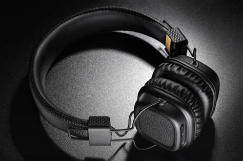 On-Ear vs Over-Ear vs Earbuds vs In-Ear Headphones - Which are Best? - Musician Wave