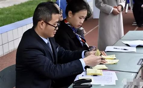 广西一学校一学期班费支出7.9万元，超支3万，桂林日报上消费清单