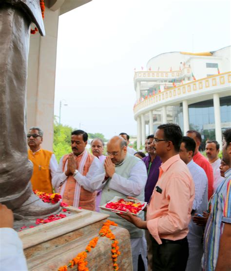 BJP National President, Shri Amit Shah paying floral tribute to Baba ...
