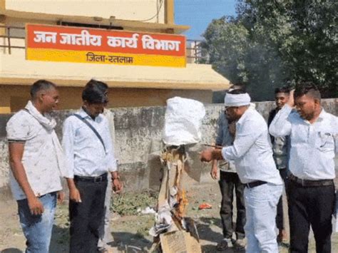 tribals in ratlam protest government insult officials apologise lord ...