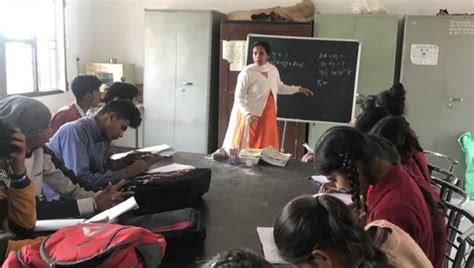 बोर्ड परीक्षा के लिए बदला स्कूलों का माहौल - students and teachers ...