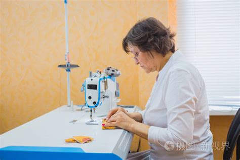 工作场所使用缝纫机的年轻女裁高清图片下载-正版图片503374504-摄图网