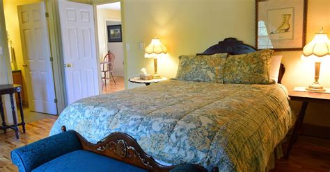 Auberge Wild Rose Inn ₹ 8,286. Moncton Hotel Deals & Reviews - KAYAK