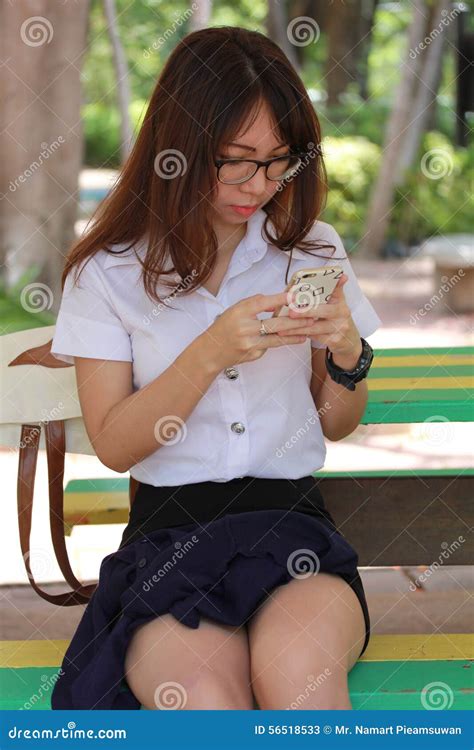 泰国使用她巧妙的电话的女学生大学美丽的女孩 库存图片. 图片 包括有 有吸引力的, 表面, 开会, 快乐 - 56518533