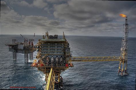 What It Is Like To Be An Oil Rig Welder? - The Welding Guru