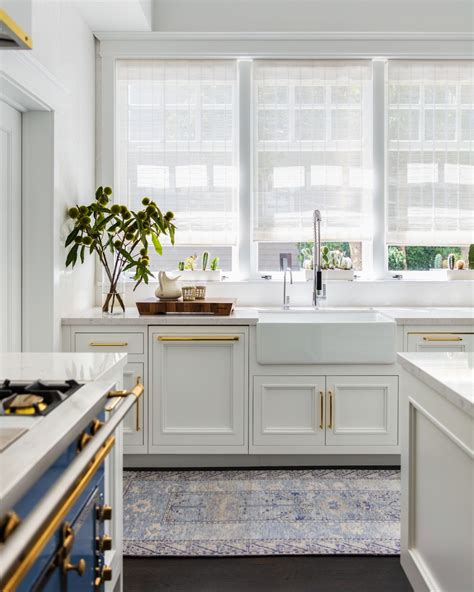 13 Kitchen Cabinet Hardware Ideas Designers Want You to Try This Year ...