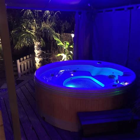 Surrey hot tub hire - hot tub hire - hire a hot tub - seated hot tub ...