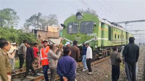 पटरी से उतरी ओएचई टावर वैगन, कई ट्रेनों को दूसरे स्टेशन पर रोका गया ...