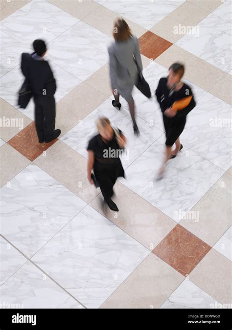 Business People Walking High View 的图像结果
