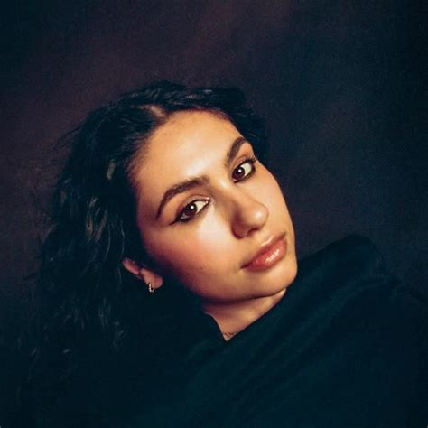 OCTOBER (EN ESPAÑOL) - Alessia Cara - LETRAS.COM